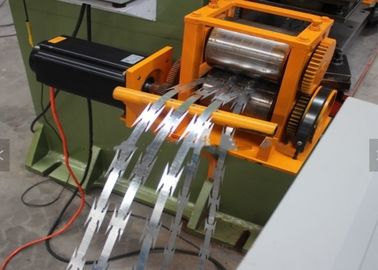 China Hohe Leistungsfähigkeit, die den Draht herstellt Maschine, galvanisierte Stahlrasiermesser-Stacheldraht-Maschine einzäunt fournisseur