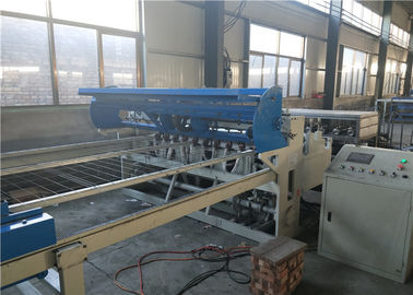 China Galvanisierte Draht-Hühnermasche, die Maschine, 1,5 - 3mm Schweißungs-Masche herstellt Maschine herstellt fournisseur